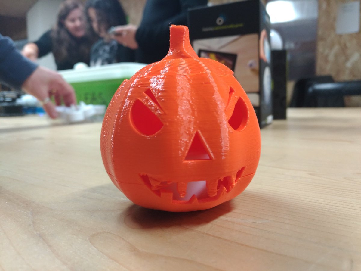 OrianneLedroit's tweet photo. Ce weekend c'était #Kidslab de #SPLab à @ICIMontreuil ou comment tester l'apprentissage mutuel parents/enfants sur #impression3D et #code https://t.co/jdTpZWrOlN