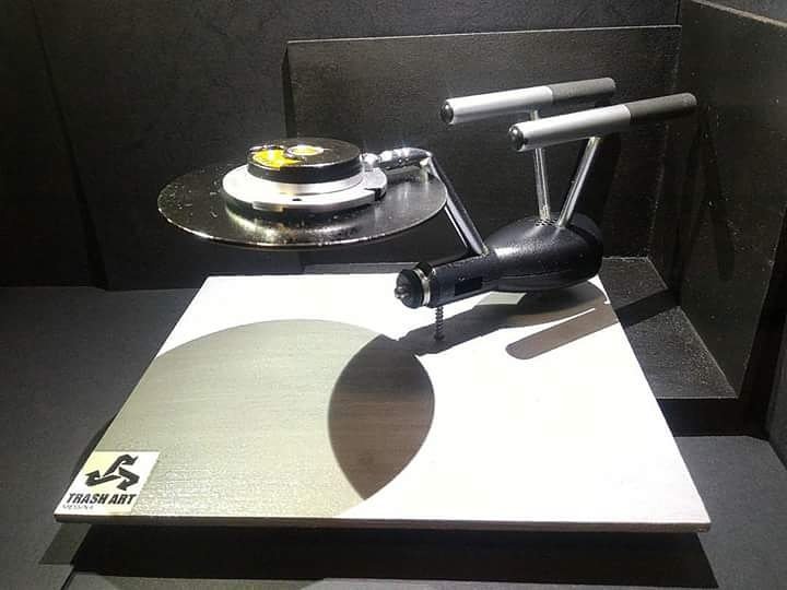 EmanueleFic's tweet photo. #art #trashartmessina #upcycle #recycledart #enterprise 
☞ https://t.co/9ZjwMUyQn4 https://t.co/mRahYtrJ3n