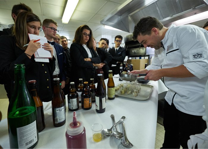 SemaineduGout's tweet photo. Notre album photos de la Rencontre des #ChefsDeDemain qui s'est déroulée à l'@EPMT_ est en ligne ! 👨🍳👩🎓https://t.co/btJKEFO5XD #LeGout2017 https://t.co/UDV97ipLu4