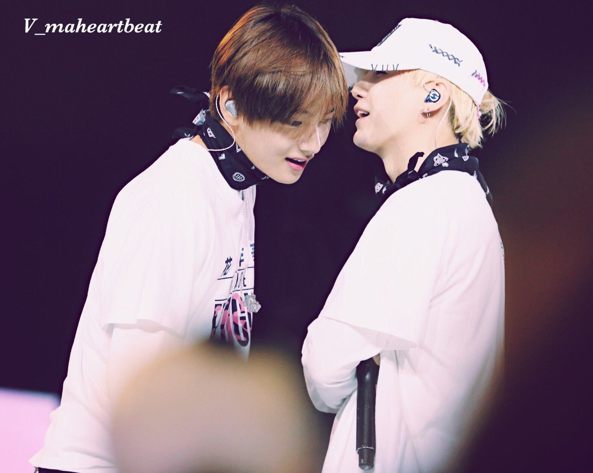 NaughtyCat__'s tweet photo. G:เเทพี่มีอะไรจะบอก
T:อะไรหรอฮ่ะ
G:วันนี้เราสวยมากเลยน้าา
T:บ้าาา//ยิ้มเขิลลลลลล
#Gav #ทีมวีเคะ #Taehyung #V #Yungi #Suga  #BTS https://t.co/sdXE0uf0K5