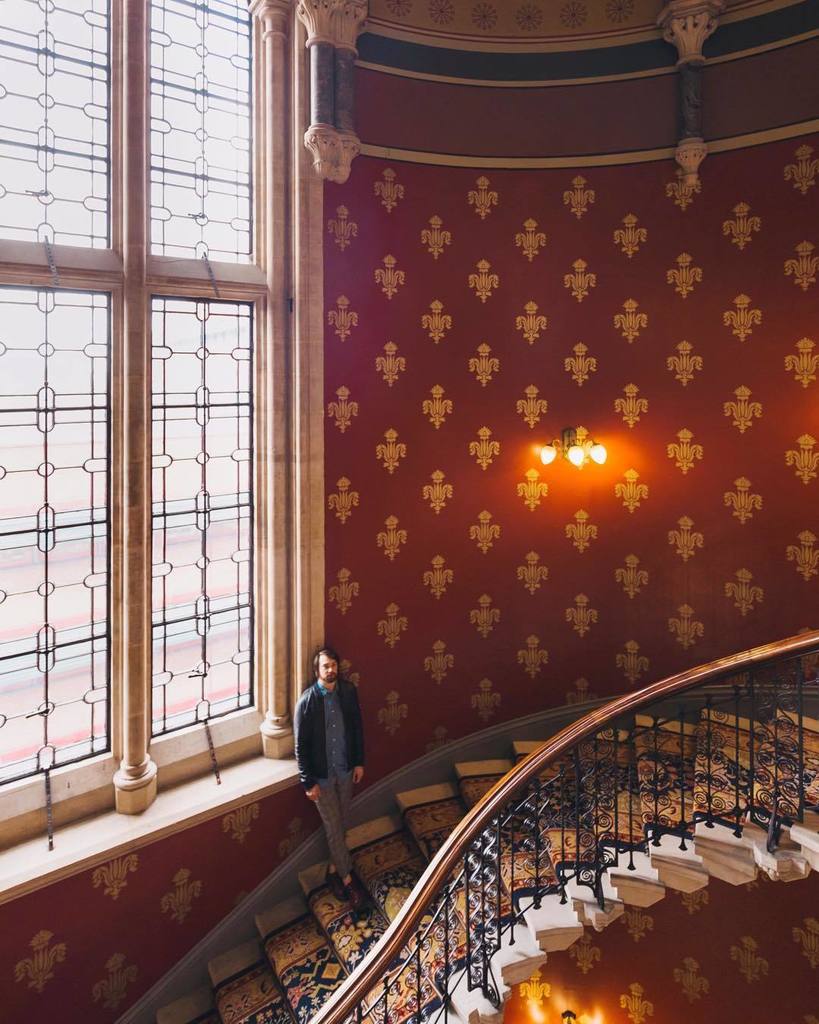 leo8x's tweet photo. Can’t get enough of this staircase #London
Happy new week everyone 
#Loewe7inEngland #whpperfectpair #visitlondon https://t.co/Zv9TvXqk2W https://t.co/vk9FC8TlXE