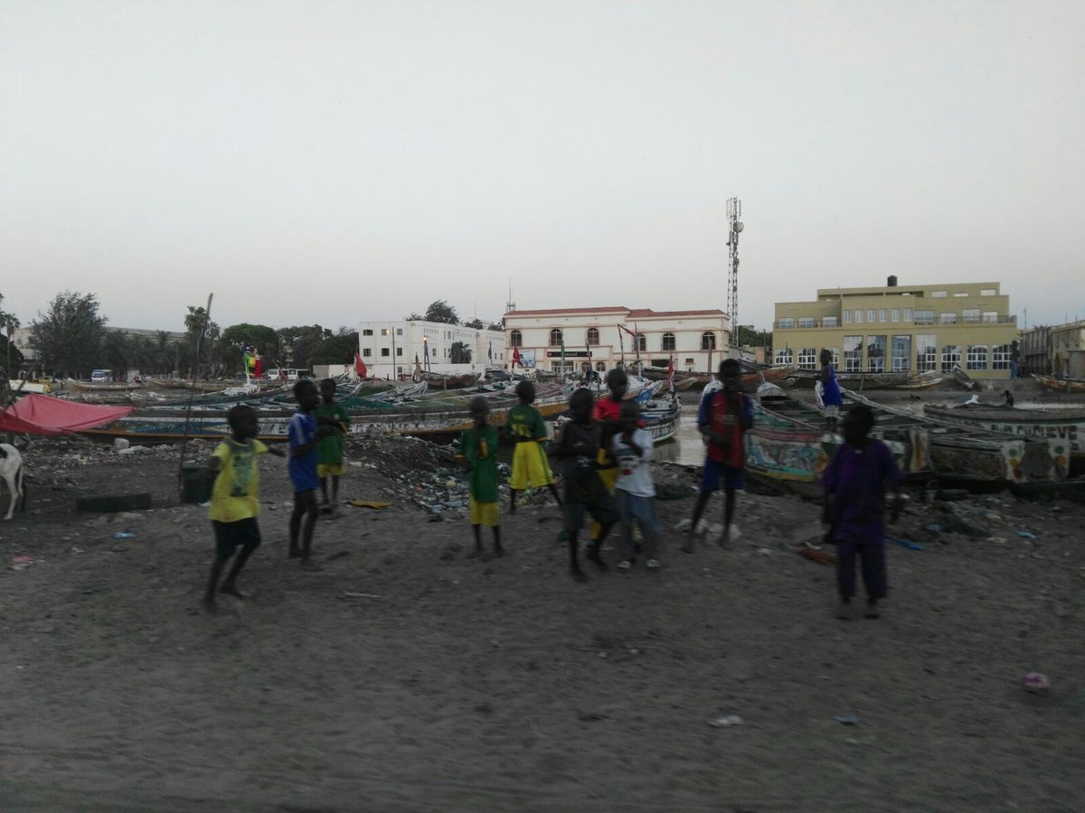 CeipMelquiades's tweet photo. Visita al barrio de pescadores de St Louise. #EpDSenegal17 https://t.co/lAbNxPncBU