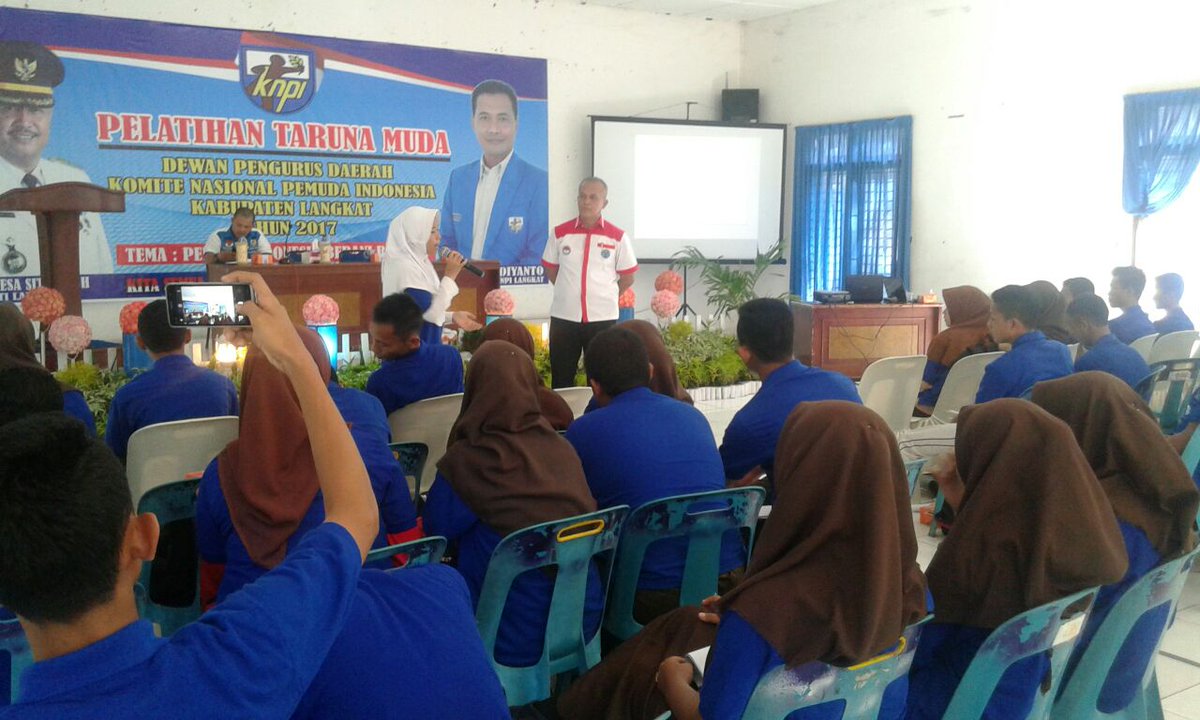 BNNKLangkat's tweet photo. Trainer dalam Pelatihan Taruna Muda " Penanaman Jiwa Nasionalisme dan Kepemimpinan yang Anti Narkoba " bersama DPD KNPI Kabupaten Langkat https://t.co/6rHdvBCh9W