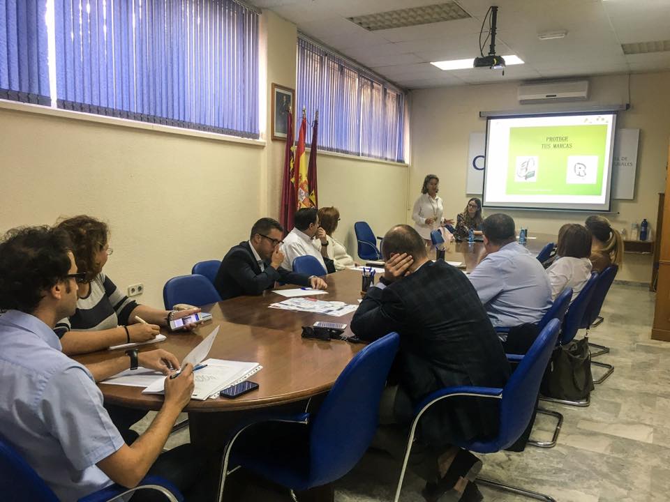 Marcanet_com's tweet photo. Una gran jornada en el  @COEC_es donde compartimos conocimientos. Gracias @infoRMurcia por contar con #Marcanet_ para hablar de las patentes https://t.co/3IPaRtrlWk
