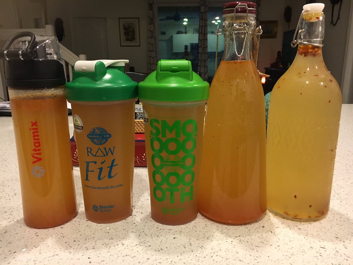 Zainab73's tweet photo. My grab and go #detoxdrinks #savemoney #HealthyLiving #busychef #uwelcome 💃🏾👌🏻 https://t.co/TVY2Lpa1bH