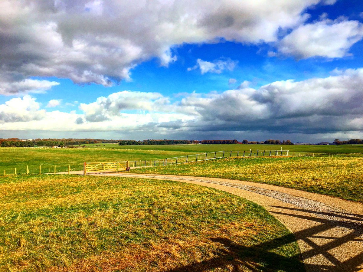 bigbugtel's tweet photo. Great views up at #stonehenge https://t.co/dcQPqJcZeR