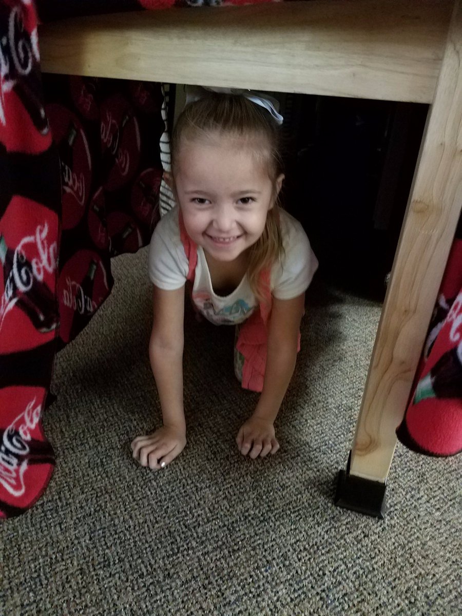 TeacherSnaps's tweet photo. Can you make a flashlight that will reach others who are far away? These 1st grade engineers have done just that! @Carlisle_elem @Carlisle_CSD @PLTWorg @PLTWMidwest @IowaSTEM https://t.co/gGc6papCNR