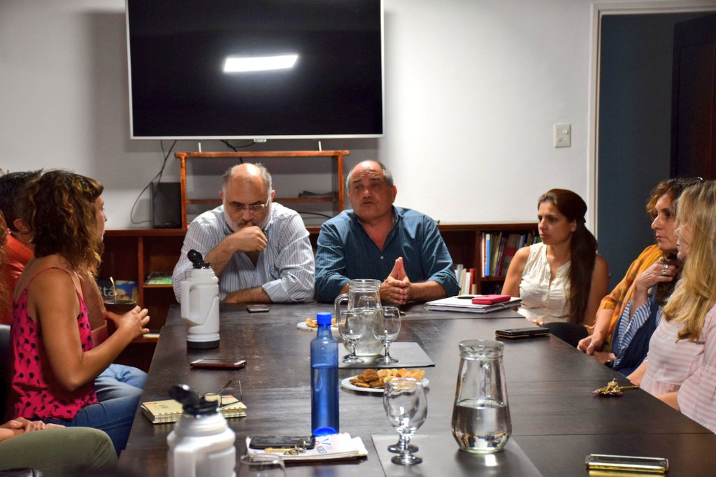 LeoSimoniello's tweet photo. Junto a docentes que visitaron @EspacioSurgir, analizamos experiencias, opiniones y escuchamos sugerencias para seguir trabajando a futuro. https://t.co/VH2YTTSS8Q