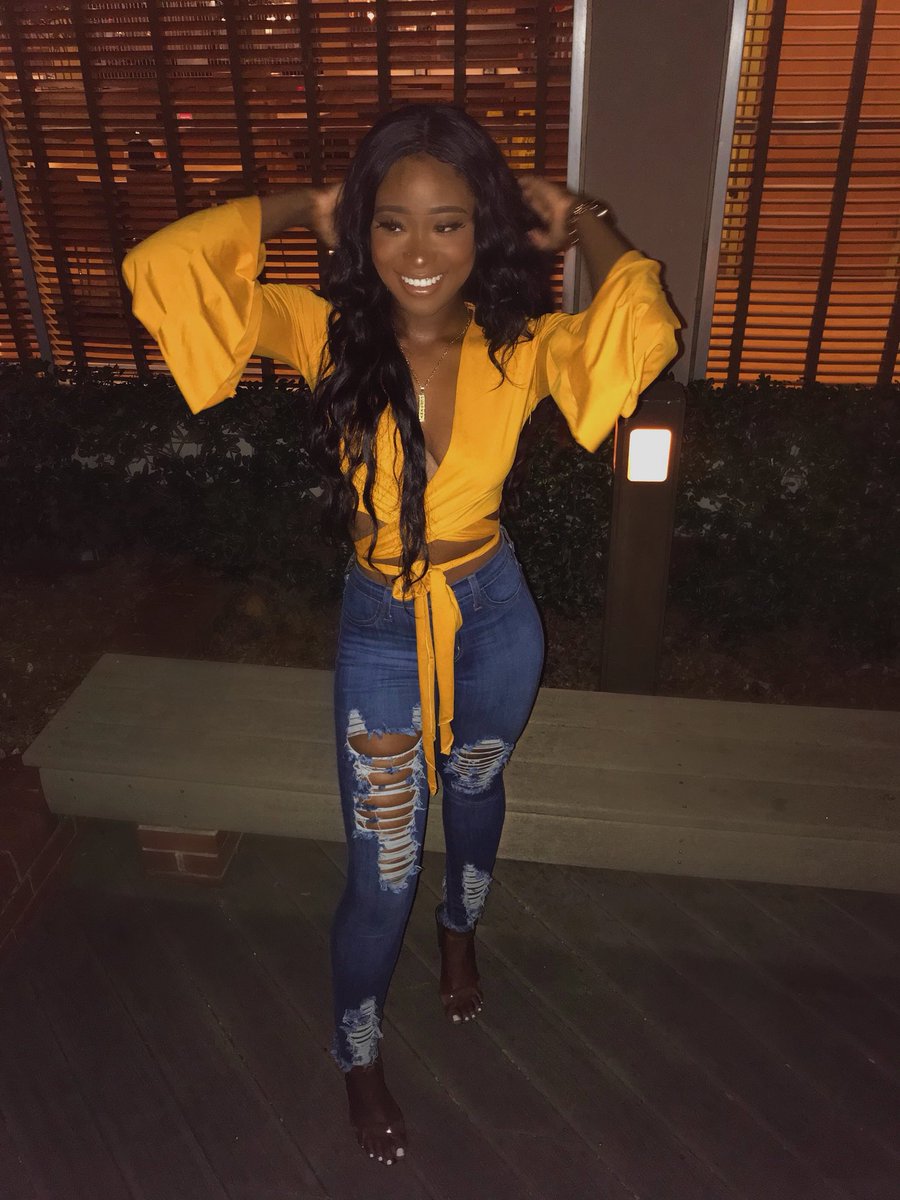 DestinyAlisha's tweet image. Yellow looks good on me ✨