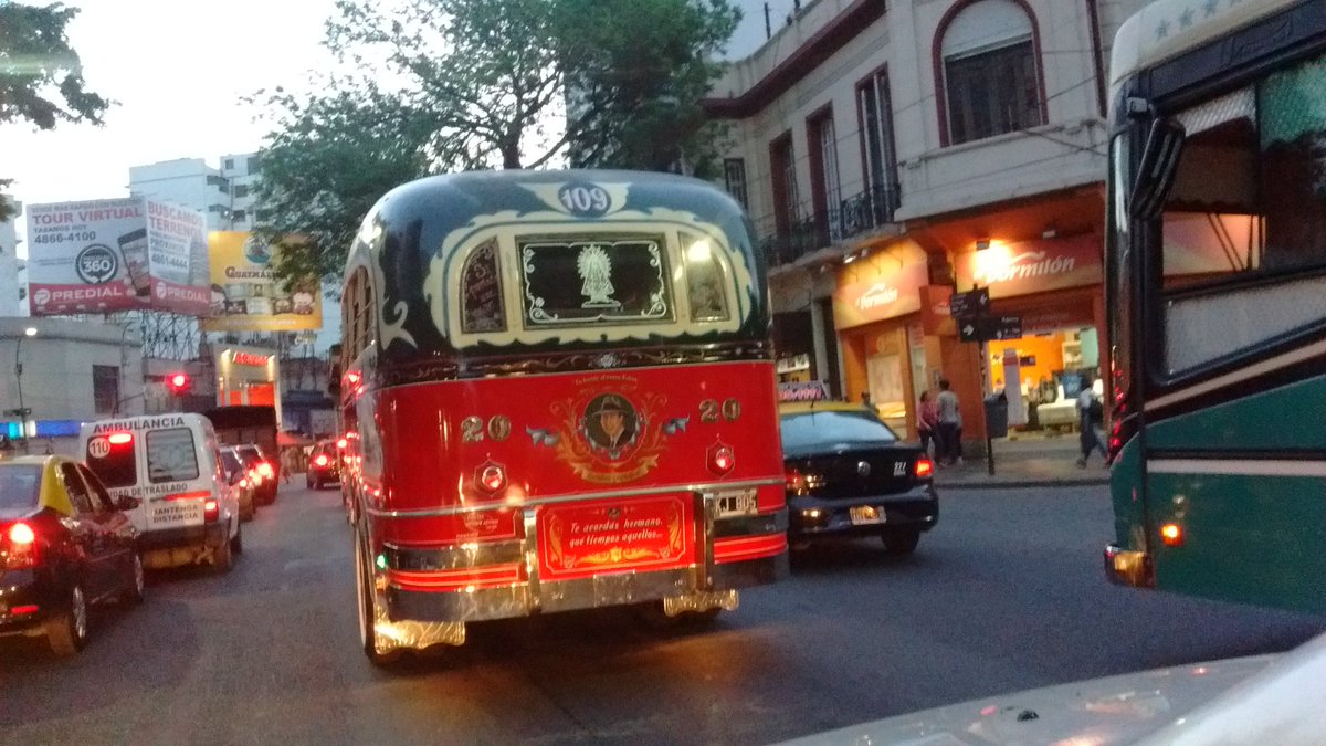Por Villa Crespo. Línea 109.    via <a href="/fotoscejas/">Guillermo Martín Cejas</a> //
😍 Se escapa de la #NocheDeLosMuseos del finde 😊