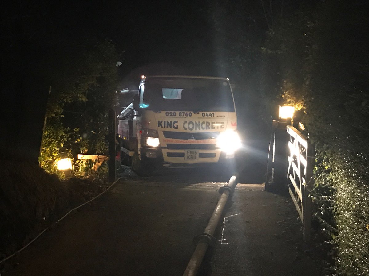 M25 having crisis but that dont stop King Concrete pumping in to the night if it keeps the customer😊job running smoothly#alwaysfinishajob