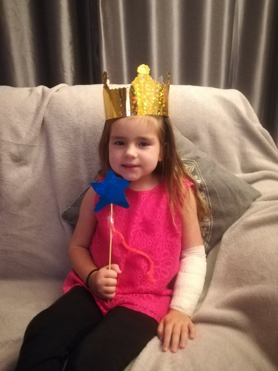 JplLynsey's tweet photo. @MonteneyLit @Miss_Faraday kaitlyn's made her own crown and magic wand fit for a princess for her holiday home learning 👑 https://t.co/lbCHYzzT4G