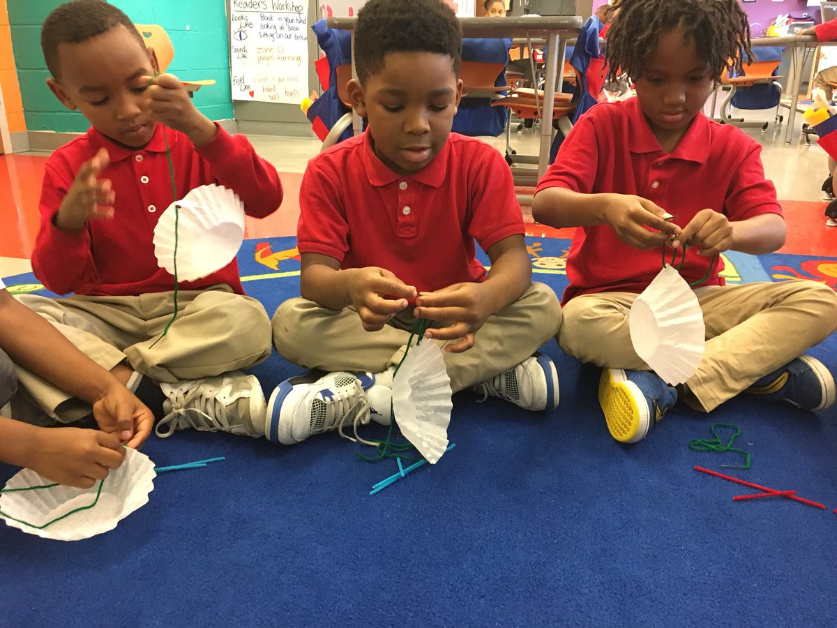 tribble1stgrade's tweet photo. How does gravity work......stayed tune for our parachutes taking flight!! @HendleyES https://t.co/fQLC2Enkh7