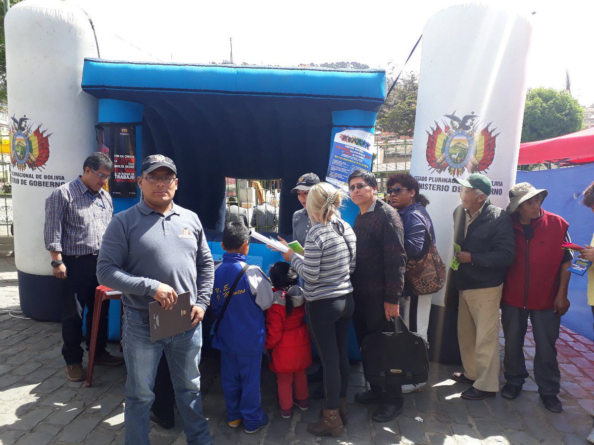 vmsc_bolivia's tweet photo. En feria “Seguridad y Régimen Penitenciario”,se socializó material preventivo contra la trata y recomendaciones de seguridad en general https://t.co/K7asG0Vhvn