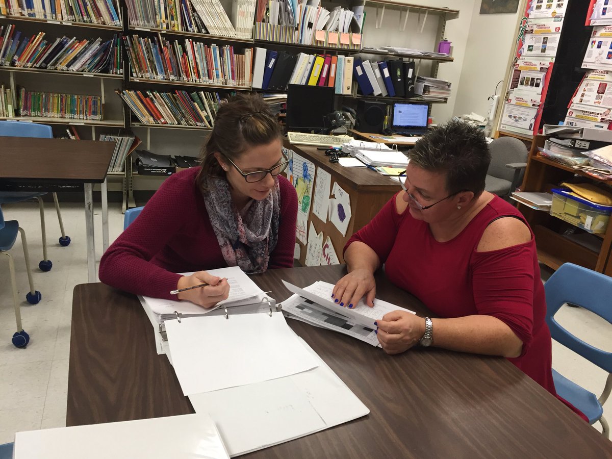 EEC_St_Paul's tweet image. Veronique et Chantal lors de leur rencontre #PIPNPE discutent pr améliorer les maths @CSDCEO @sylvie_labreche