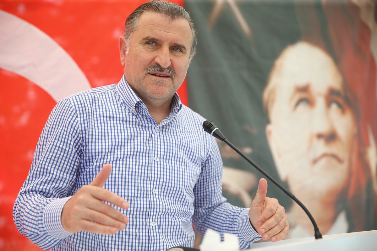 Bakan Osman Aşkın Bak: Fenerbahçeliyim ama semtimizin takımı Kasımpaşa'yı da destekliyorum. Rizeli olduğum için Rizespor sevgimiz de var.