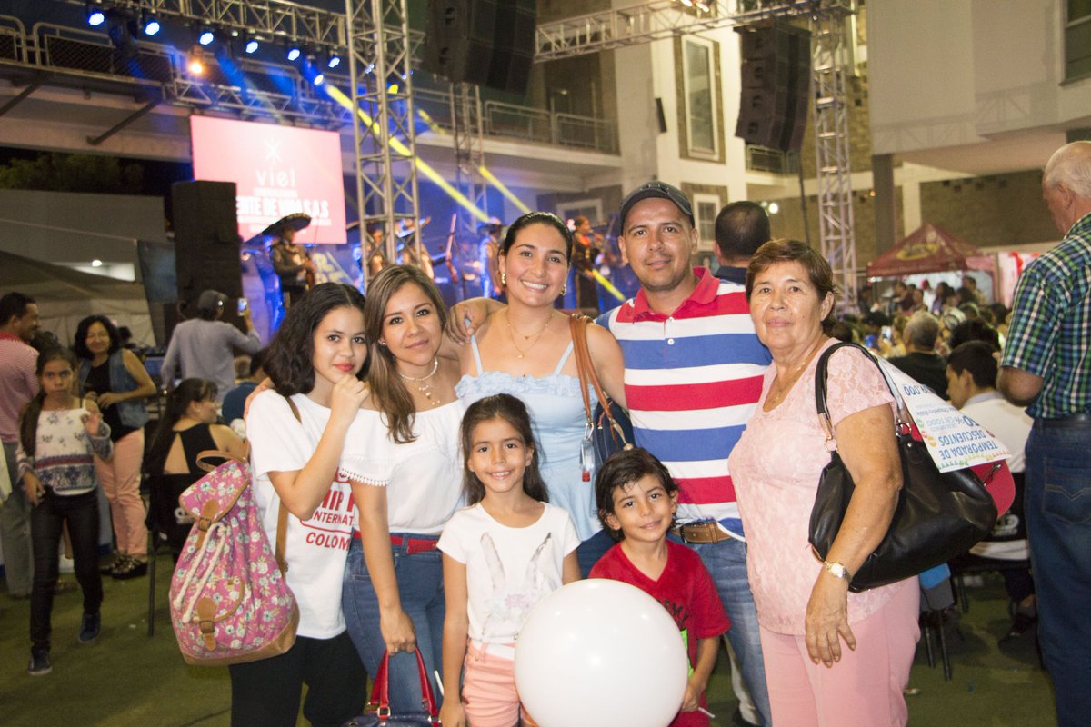 CenferSA's tweet photo. Familias Santandereanas disfrutando de #Expohogar2017 solo en #CenferSA https://t.co/91m81I4Oo5