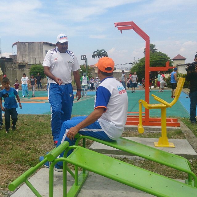 A través del Programa #UnDíaPorMiComunidad rehabilitamos el parque infantil y cancha de usos múltiples de la Urb. Roca Terra.