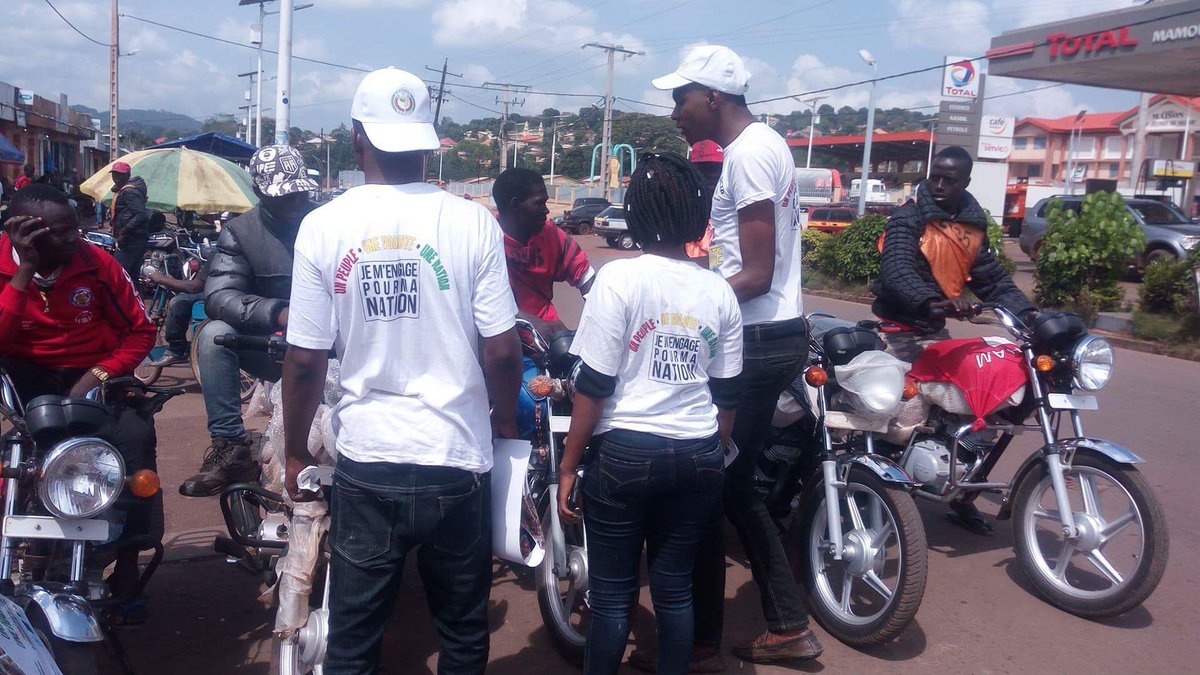 SENACIPGuinee's tweet photo. #SENACIP2017 Jour6 MAMOU
Les Volontaires de la SENACIP  sensibilisent les TaxisMoto pour le port du casque.
#Senacip #GuineenModele https://t.co/rNluH3iQZa