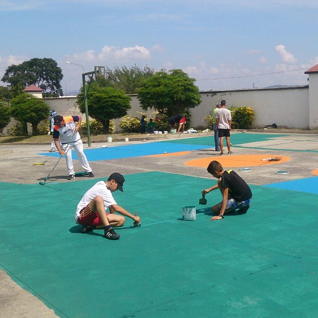 A través del Programa #UnDíaPorMiComunidad rehabilitamos el parque infantil y cancha de usos múltiples de la Urb. Roca Terra.