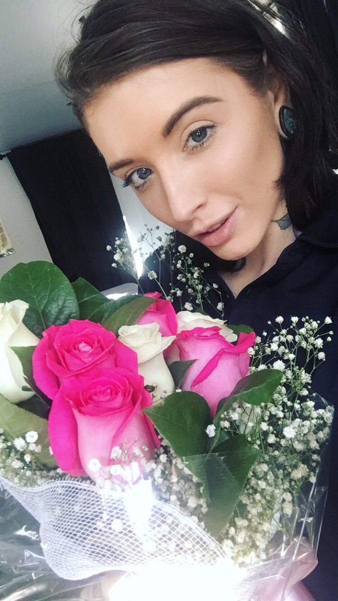 I’m in love with these roses 😍😍😍😍 pink and white are my fav.!!!