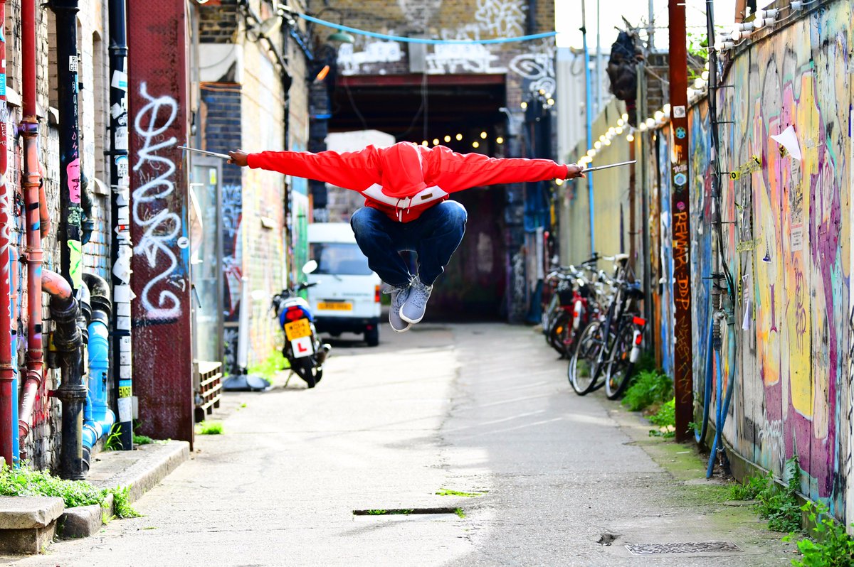londonkestrel's tweet photo. At an #outdoor #photoshoot in #hackney #hackneywicks doing #katate with #sai #saidaggers in an #alleyway #martialarts #colour #red #tmnt https://t.co/CmbIiSOHct