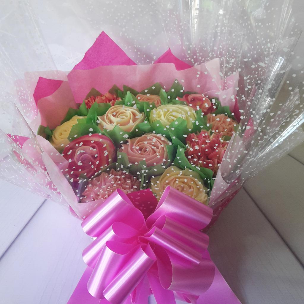 mamajcakes's tweet photo. Raspberry ripple flavoured buttercream cupcakes Delicious! #CupCakes #Bouquets #cakes #Newport #sayitwithflowers https://t.co/Hsuo61ECE8