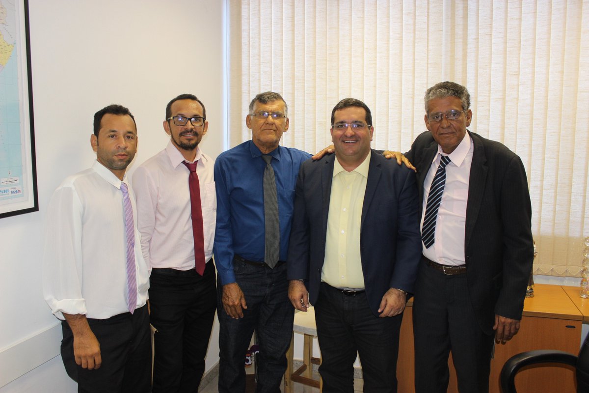 deputado_ahjr's tweet photo. Hoje à tarde, me reuni com os vereadores Dario, Dejacir, Nizaldo e Aparícido, do município de #Angical. #Bahia https://t.co/sOcTVLbIZX