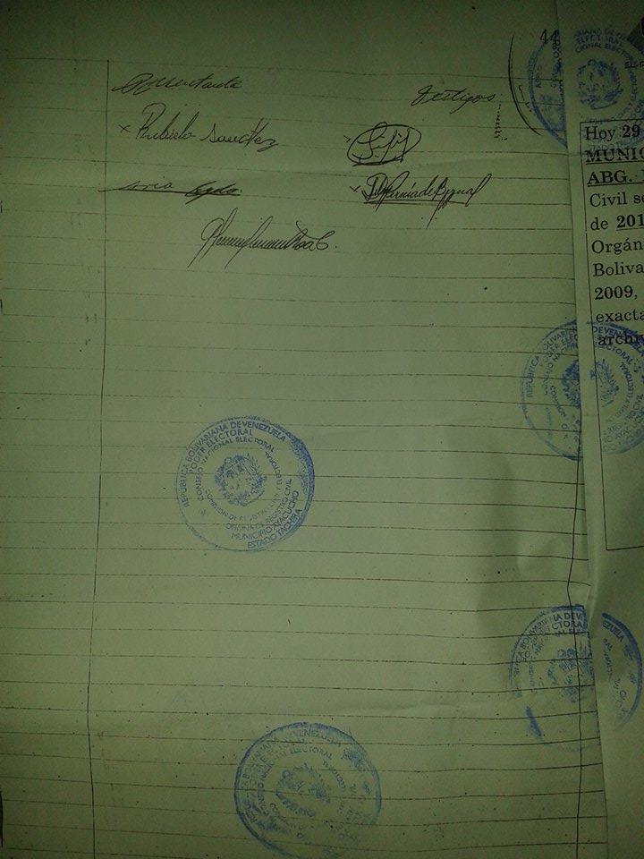 ChaconAleifer's tweet photo. @Juan_Dugarte camarada estos son mis datos para que me resuelva el problema del pasaporte aleifer alexander chacon sanchez c.i 25587407 https://t.co/Y8EvWET1XP