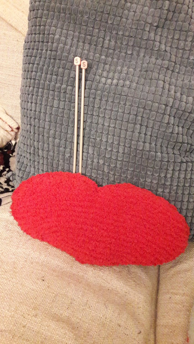Mon premier coussin au tricot! Petit coeur avec le phil Douce de <a href="/PhildarOfficiel/">Phildar</a> pour l'anniv de ma maman #Philacademie
