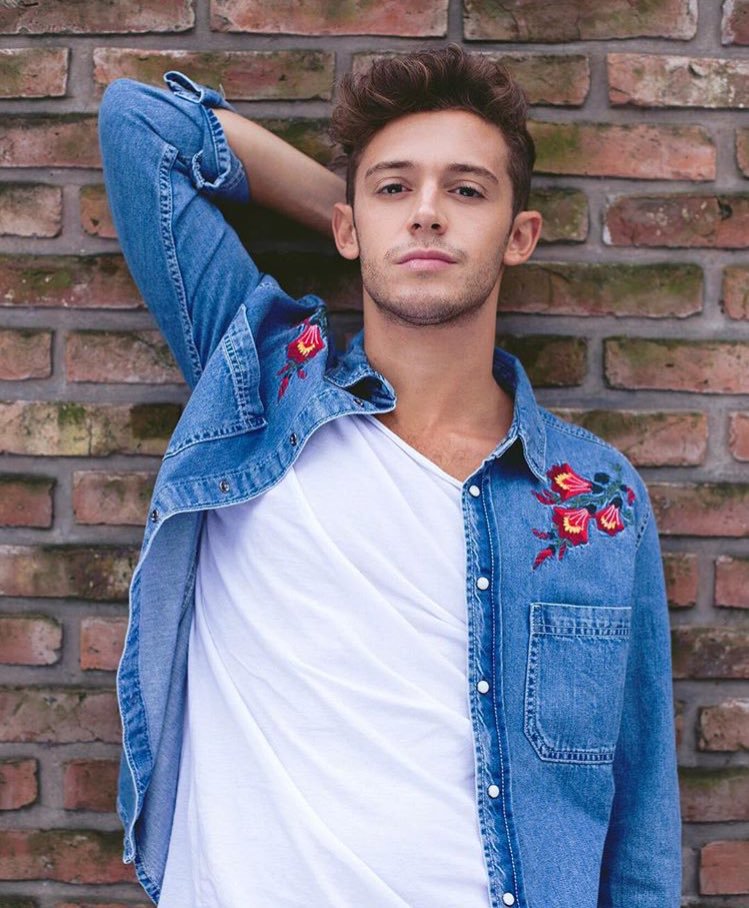 That_Tamiii's tweet photo. Voten para que gana el mejor
#FandomRugge #FansAwards2017 https://t.co/A8UV3Ef9I6