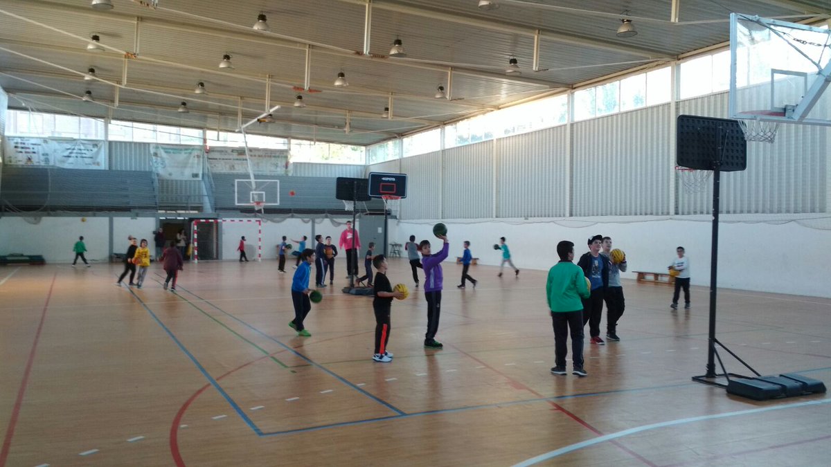 ucacb's tweet photo. Así lucen las escuelas de baloncesto Ana Soto con más de 40 jugadores/as. Disfrutando a cargo de Isa, Mario y Manolo. #UcaPower https://t.co/QSkz5VuEGW