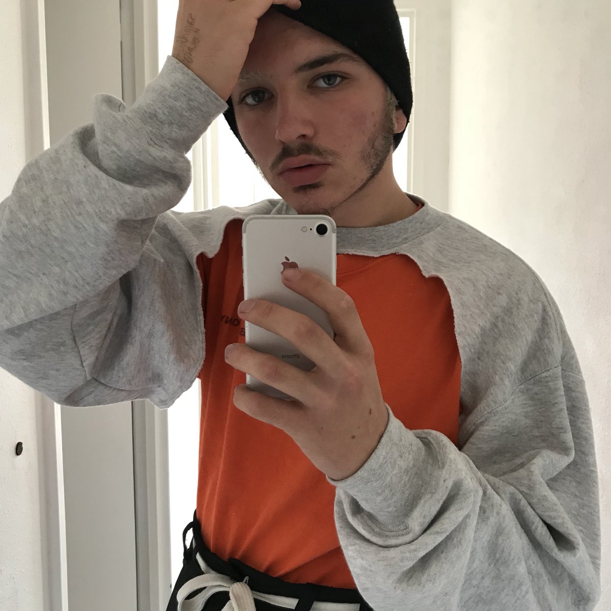 olivetoinou's tweet photo. G coupé un pull https://t.co/NxFoIzCJaa