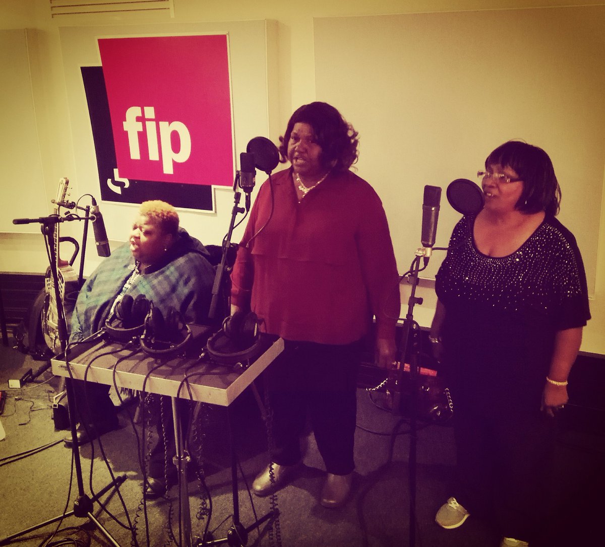 improbableluc's tweet photo. #comomamas #Live #SLJ2FIP @fipradio @DaptoneRecords @EmilieMetzinger #FeelGoodMusic @BereniceRavache @MarcMaret @virginie_ertz https://t.co/MLoYEKagAK