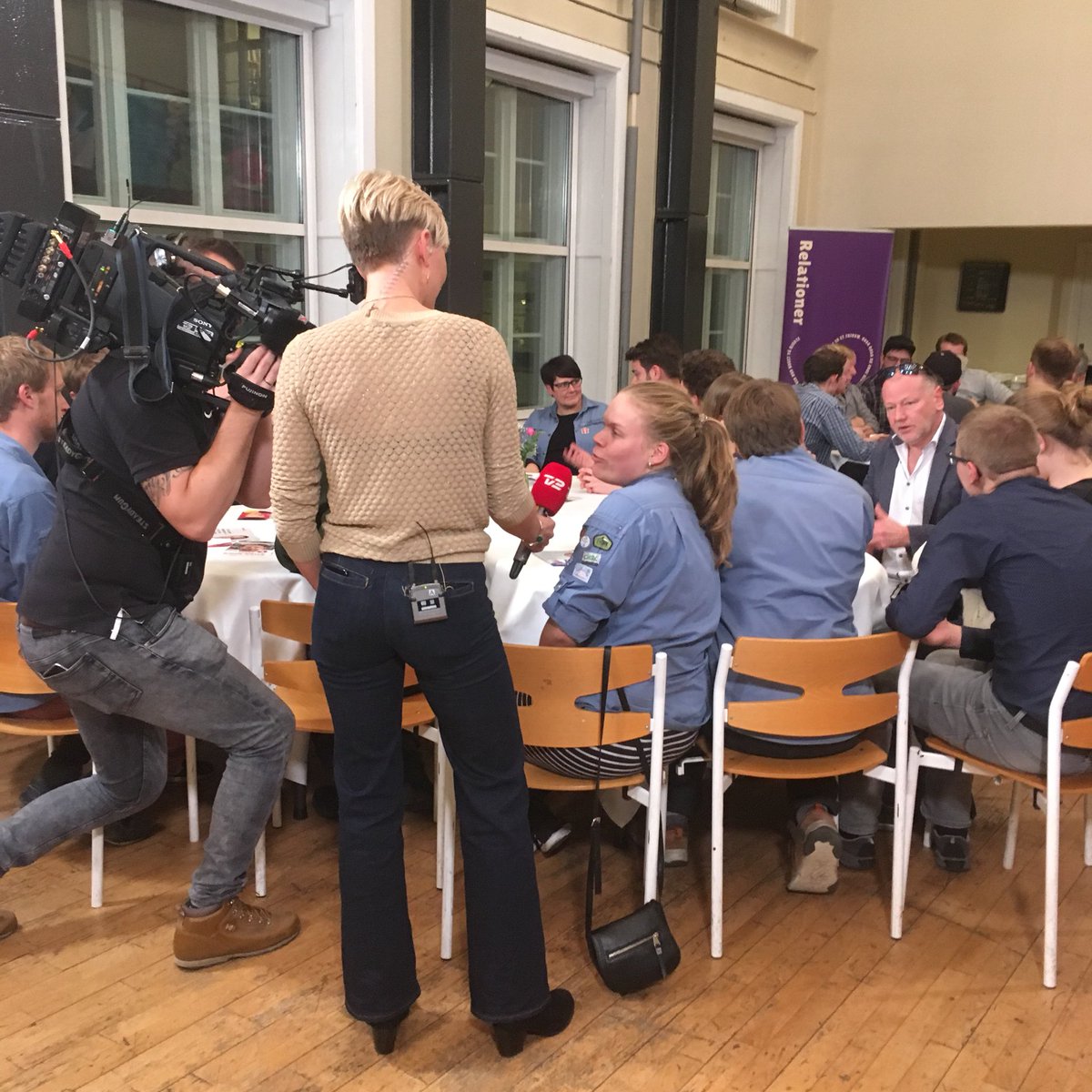 AmalieCordes's tweet photo. Holder valgdebat for @FDFerne vi diskutere, hvordan vi skaber flere samfundsborgere og verdensborgere i københavn #dkaid #merleg https://t.co/Kg3XXJDFH7
