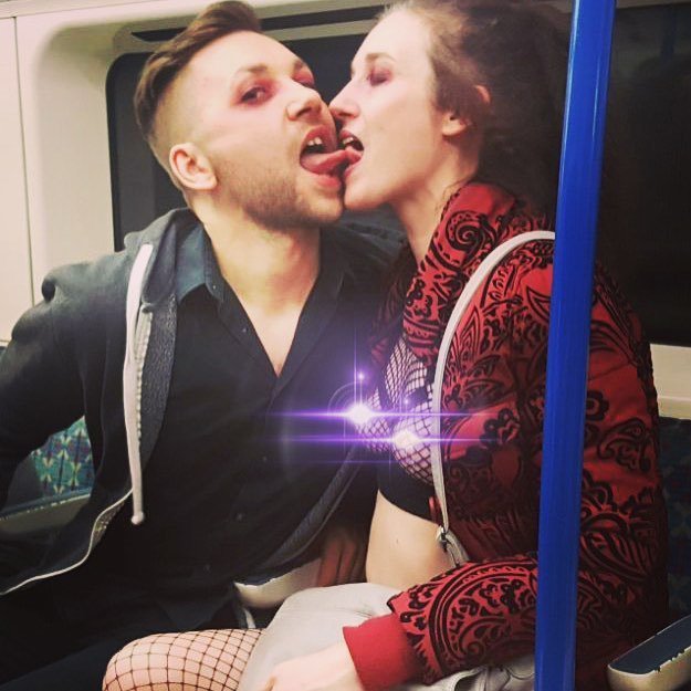 _bakji_'s tweet photo. Tonguing some sexy girl on the Tube the weekend before last. @_floss_84 #proudtobekinky #bdsm #kink #fetish #bdsmc… https://t.co/m0pP54gQ3x https://t.co/xVt02QiitS