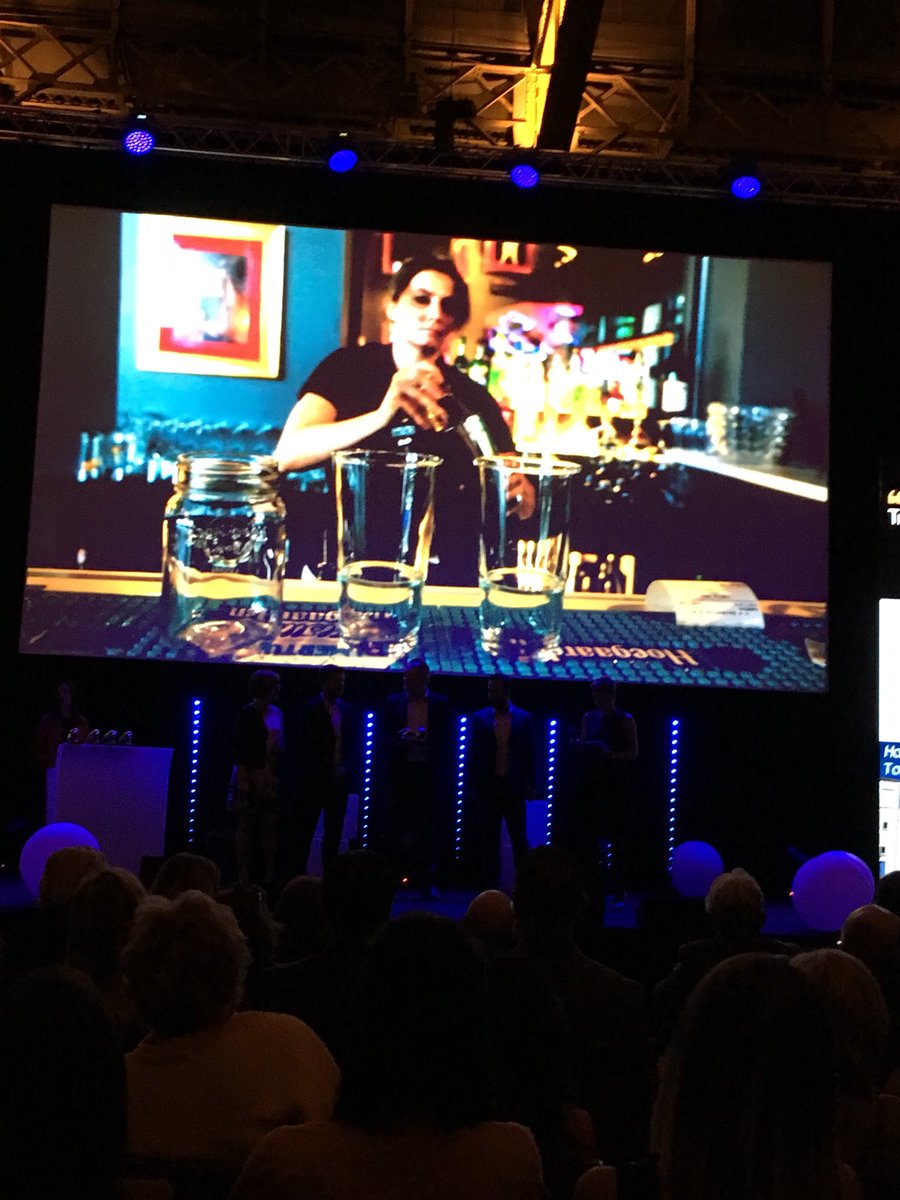 marievallet1's tweet photo. Le Trophée Vie Nocturne pour @HRCLyon #TTOL2017 @ca_centrest Banque du Tourisme https://t.co/8390iIW5Cw