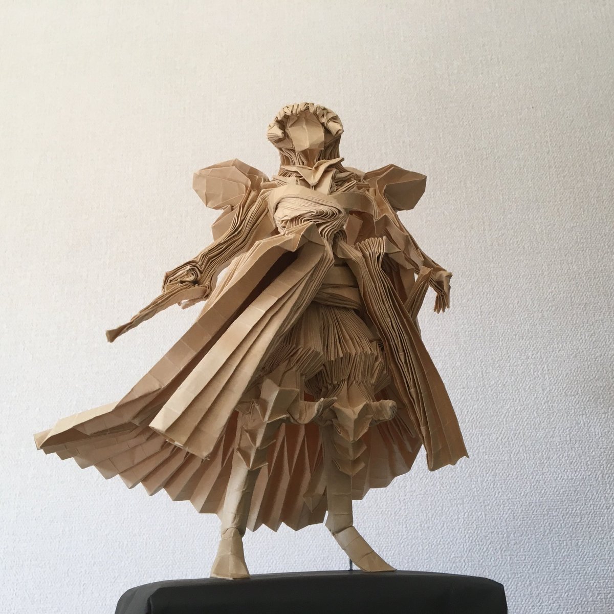 karipi_22's tweet photo. 【じゃばらおりラセツ】
創制作：俺
長旅の末、ついに先祖の失われた宝刀へ到達したじゃばらおり一族の末裔。一族の秘術によって精錬された特殊な金属「蛇腹鉄」で打たれたその一振りには、九十六の神々が宿ると言われていた。不切正方形１枚
 #新しいプロフィール画像 
 #折り紙作品 https://t.co/K0GihDoTz7