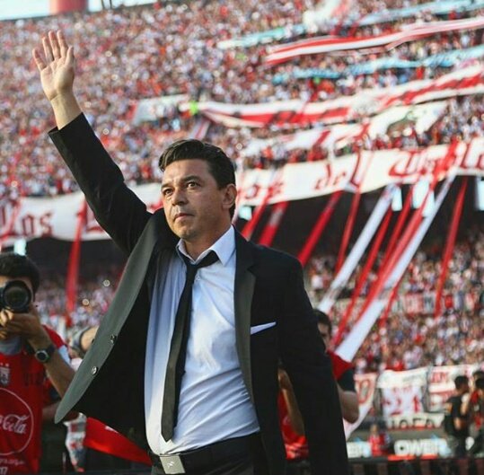 Cuando mirés para el tablón vamos a estar siempre con vos...