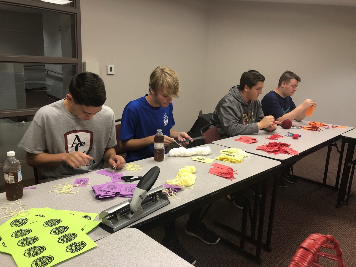 CurleyFYM's tweet photo. Great first day of Senior Service Week for our @CurleyHS men! #CurleyServes https://t.co/1yn6iGMZUG