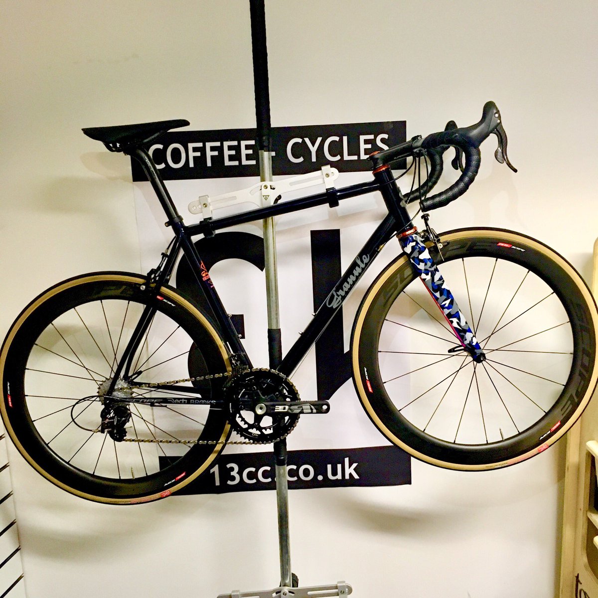 __13cc's tweet image. Come in and see this amazing hand-made, bespoke, lightweight steel bike 😍 @granuleframes
