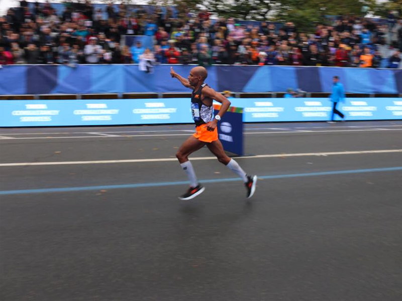 SKECHERSCHILE's tweet photo. Ayer celebramos una leyenda. Felicidades a Meb Keflezighi en una carrera extraordinaria! #SkechersPerformance #TCSNYCMarathon #GOmeb https://t.co/Cr5d3UMXeD