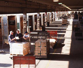 Central Freight becomes the first carrier in the country to install an under-the-floor towveyor chain system in a terminal in the 1950s.