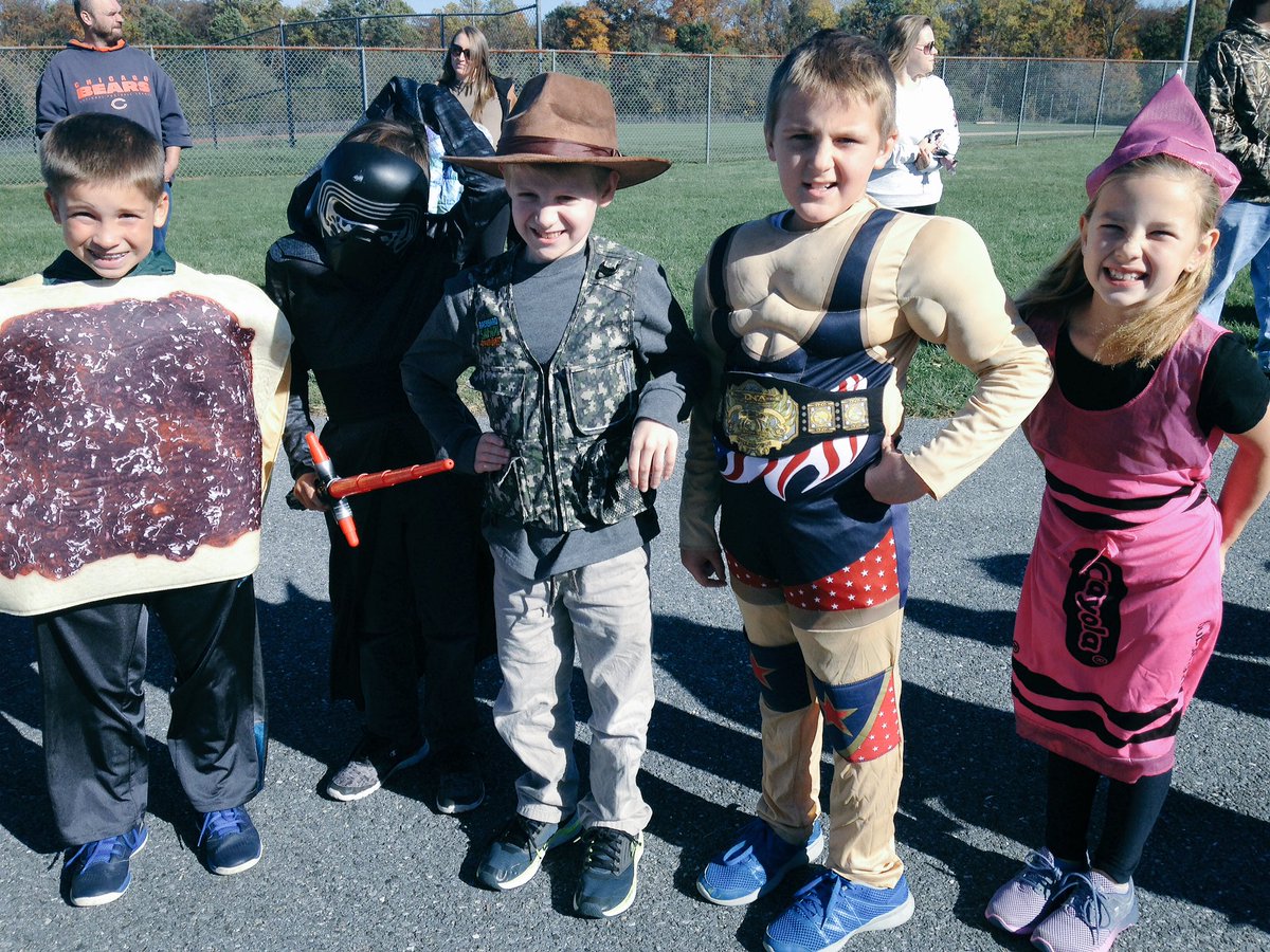 MissWalters3's tweet photo. Celebrating Fall at our NES Parade! Thanks to all the parents who came to join the fun! 🍂 https://t.co/TlpsbIWhOp