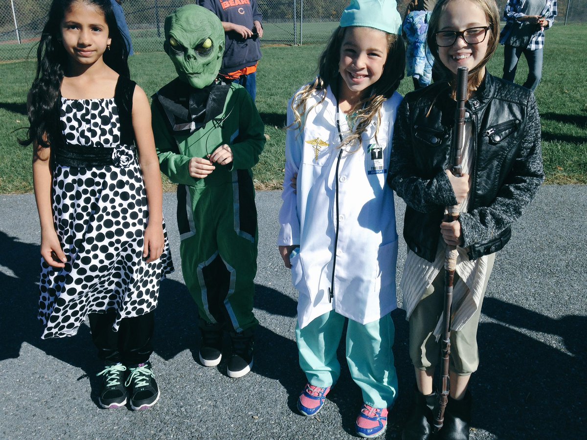 MissWalters3's tweet photo. Celebrating Fall at our NES Parade! Thanks to all the parents who came to join the fun! 🍂 https://t.co/TlpsbIWhOp
