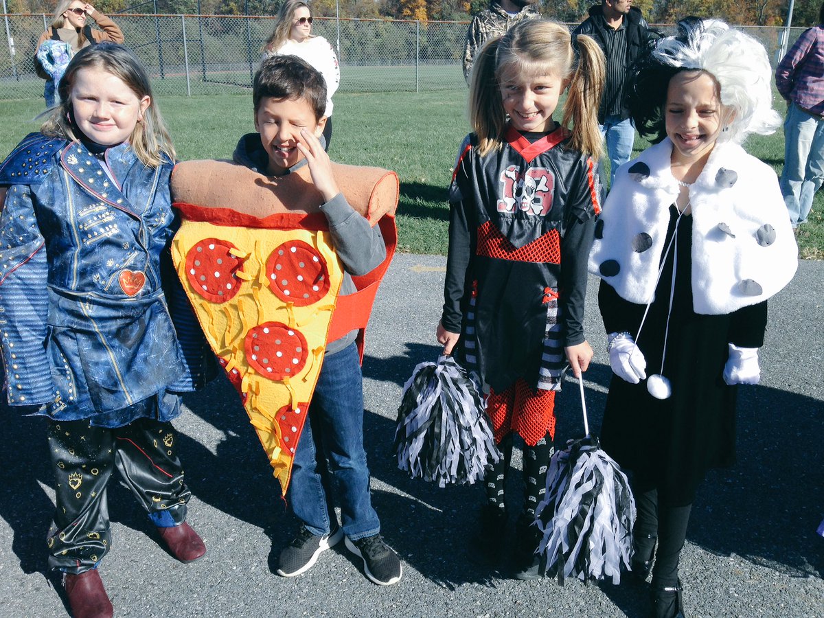 MissWalters3's tweet photo. Celebrating Fall at our NES Parade! Thanks to all the parents who came to join the fun! 🍂 https://t.co/TlpsbIWhOp