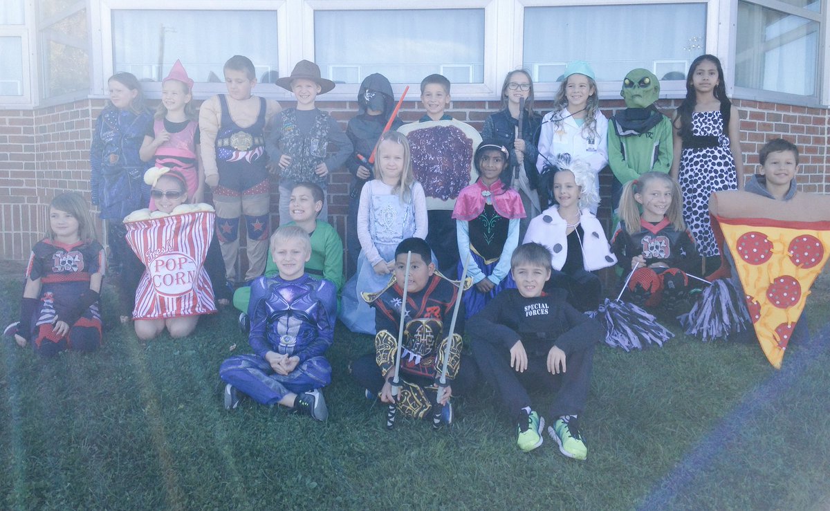 MissWalters3's tweet photo. Celebrating Fall at our NES Parade! Thanks to all the parents who came to join the fun! 🍂 https://t.co/TlpsbIWhOp