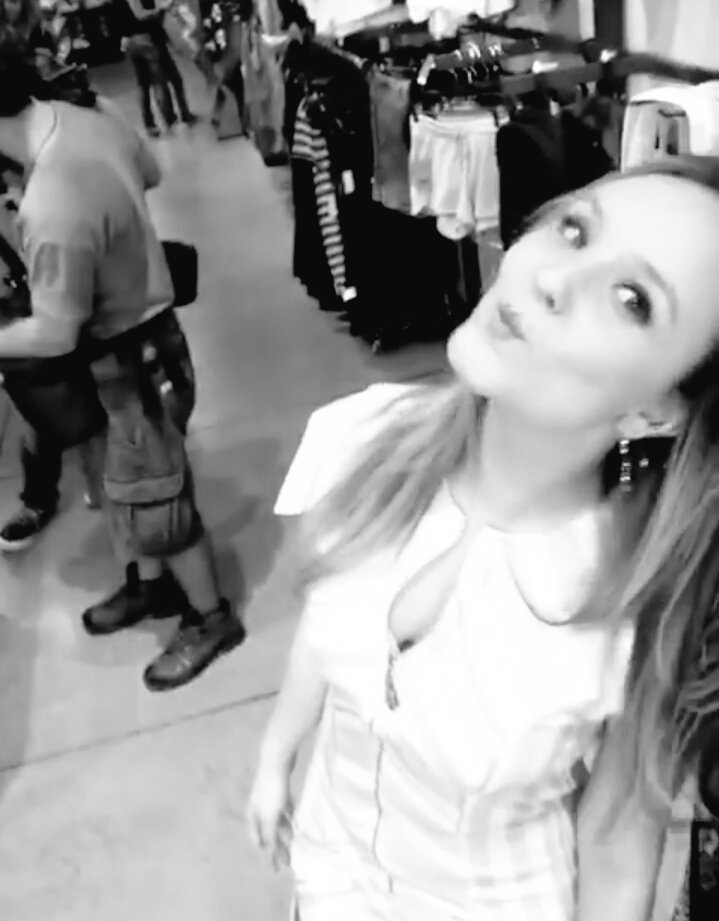 peryoulari's tweet photo. ela eh o amor da minha vida ela #MPN #LarissaManoelaGata https://t.co/kf4VC5vUHZ