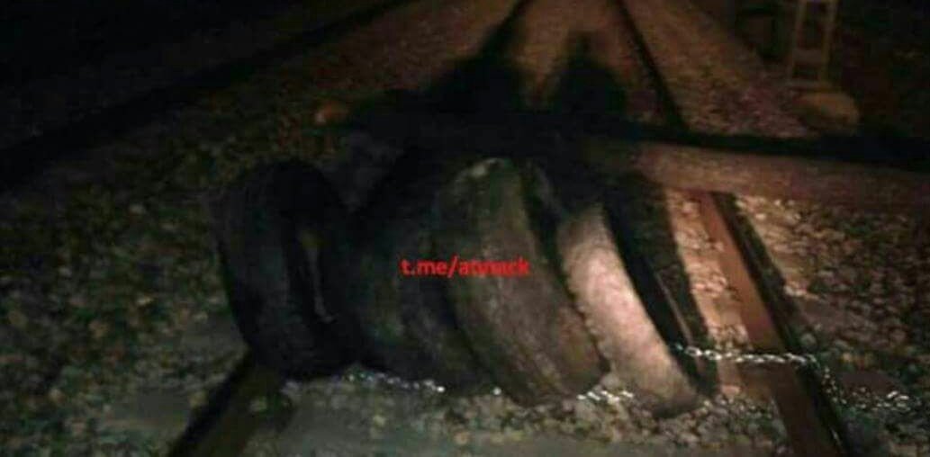 joosearodriguez's tweet photo. URGENTE | Independentistas cortan las vías del tren con palets, somier y ruedas atadas con cadenas para protestar: "Via cortada más adelante. Stop 155"
👉 Pueden causar una emergencia. https://t.co/ASF2oTXTL1