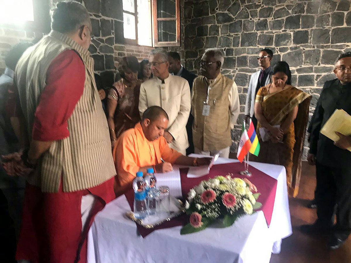 arjunsir's tweet photo. Mantriji Tiranga Seedha nahin kar paye???? https://t.co/9H2cUyXSNS